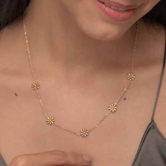 18K Gold Plated Floral Necklace*Dainty Necklace*Flower*Daisy*Waterproof Jewelry - Picture 4 of 10